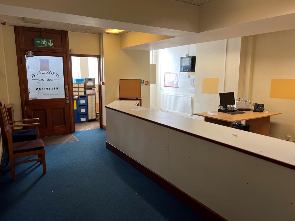 Lot: 13 - FREEHOLD TOWN CENTRE BUILDING WITH POTENTIAL - Inside of the reception area of ground floor office